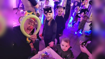 Mit Ballontieren und Scherzen brachte der Clown Stimmung auf die Party. (Foto: privat)