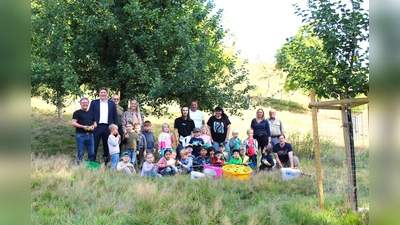 Die Schulanfänger des Familienforums Borgentreich mit ihren Erziehern und Leiterin Martina Stüve sowie Bürgermeister Nicolas Aisch, Klimaschutzmanager Hendrik Rottländer, Ortsvorsteher Werner Dürdoth, Ortsheimatpfleger Wilfried Riepe, Streuobstwiesenberater Uwe Kohlbrock, 1. Vorsitzender des Fördervereins Carsten Robrecht. (Foto: privat)