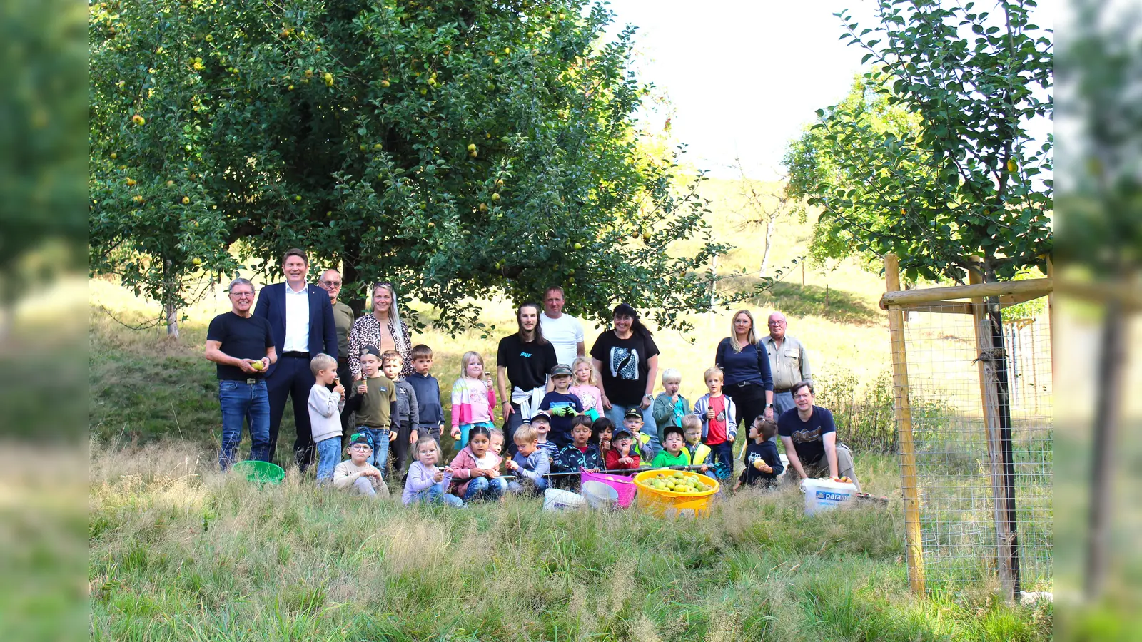 Die Schulanfänger des Familienforums Borgentreich mit ihren Erziehern und Leiterin Martina Stüve sowie Bürgermeister Nicolas Aisch, Klimaschutzmanager Hendrik Rottländer, Ortsvorsteher Werner Dürdoth, Ortsheimatpfleger Wilfried Riepe, Streuobstwiesenberater Uwe Kohlbrock, 1. Vorsitzender des Fördervereins Carsten Robrecht. (Foto: privat)
