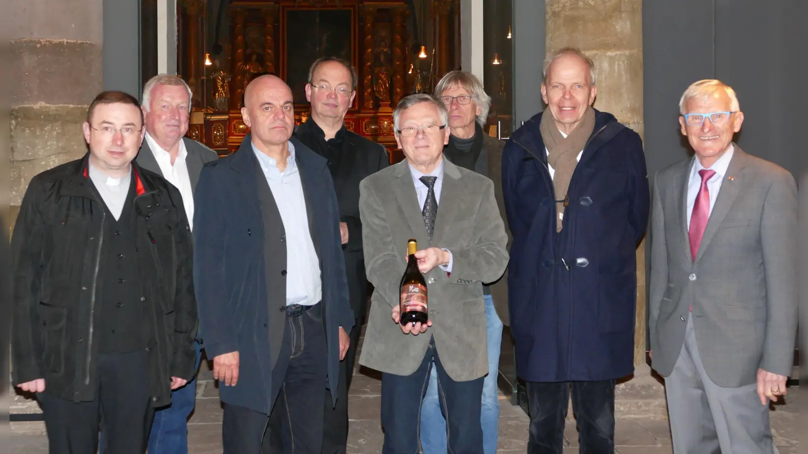 Macher, Mitgestalter und Ideengeber der „Zeitreise“ nach einem trotz kurzfristiger Erkrankung des Referenten gelungenen Auftakt: Pfarrdechant Dr. Hans-Bernd Krismanek (v.l.), Hans-Werner Gorzolka (Ideengeber), Professor Dr. Hermann Kamp, Hans Hermann Jansen (Projektpartner Klosterlandschaft OWL), Weinexperte Michael Rindermann (Initiator des Corveyer Jubiläumsweins), Kalle Noltenhans (Klosterlandschaft OWL), Professor Dr. Christoph Stiegemann und geschäftsführender Kirchenvorstand Josef Kowalski. (Foto: Kirchengemeinde Corvey)