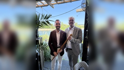 Der bisherige Präsident Stefan Fellmann (rechts) übergibt den symbolischen Staffelstab an seinen Nachfolger Hauke Bitterberg. (Foto: privat)