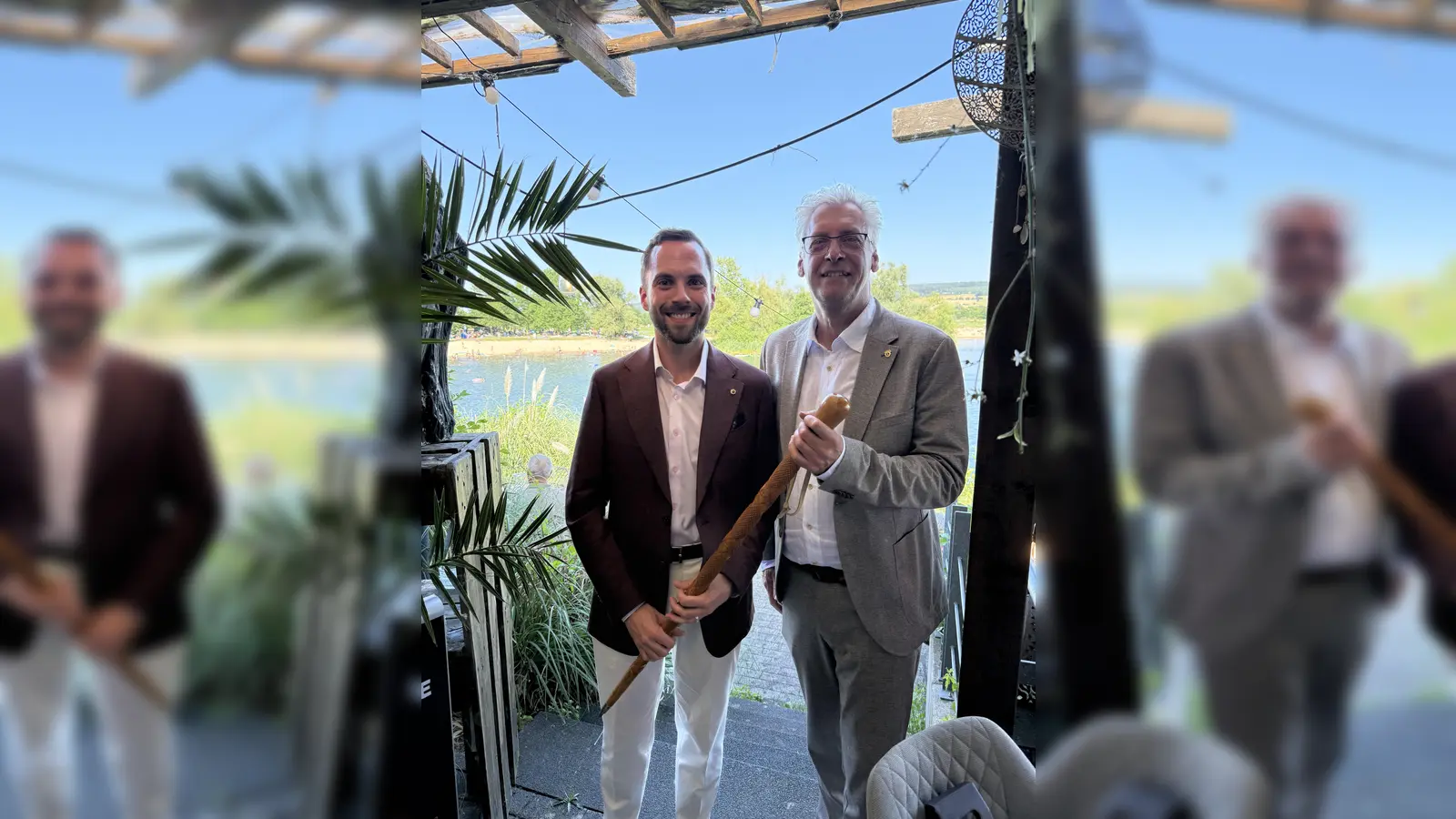Der bisherige Präsident Stefan Fellmann (rechts) übergibt den symbolischen Staffelstab an seinen Nachfolger Hauke Bitterberg. (Foto: privat)