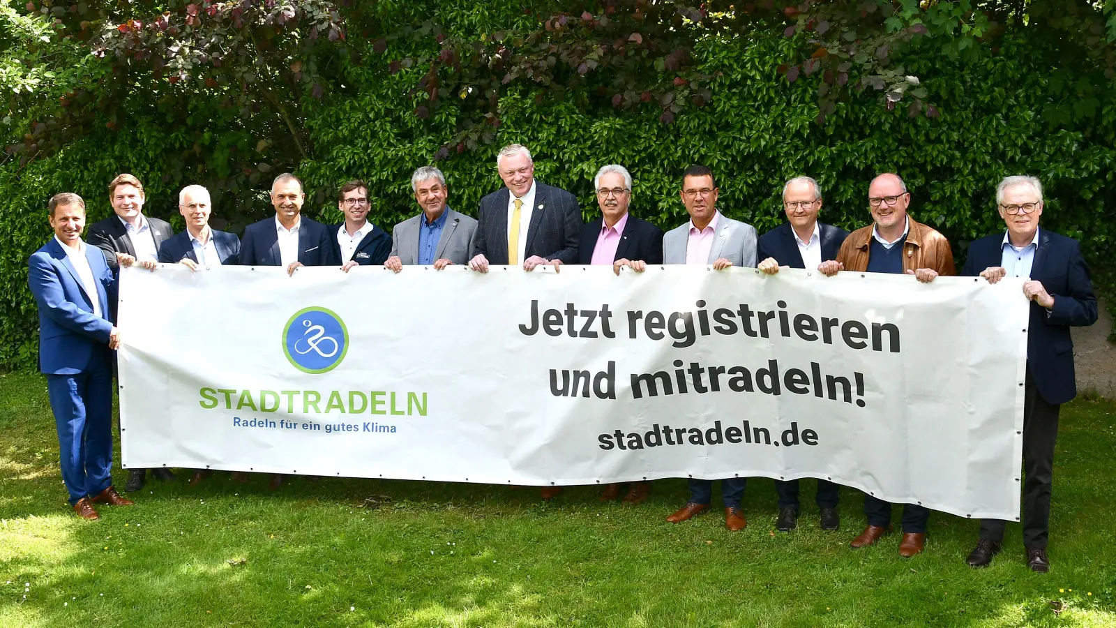 Laden zur vierten Ausgabe des Stadtradelns im Kreis Höxter ein (v.l.): Landrat Michael Stickeln und die Bürgermeister Nicolas Aisch (Borgentreich), Josef Suermann (Marienmünster), Burkhard Deppe (Bad Driburg), Tobias Scherf (Warburg), Hermann Temme (Brakel), Daniel Hartmann (Höxter), Nobert Hofnagel (Willebadessen), Carsten Torke (Steinheim), Hubertus Grimm (Beverungen), Johannes Schlütz (Nieheim) sowie Kreisdirektor Klaus Schumacher. (Foto: Kreis Höxter)