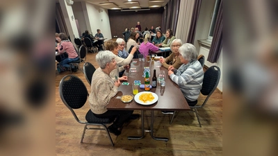 Gute Laune an den Tischen beim Spieleabend. (Foto: privat)