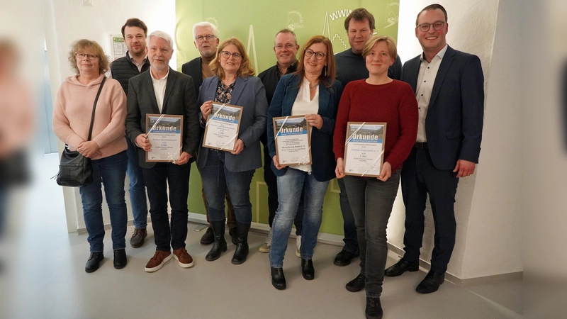Bürgermeister Alexander Kleinschmidt (rechts) gratulierte (von links) Sabine Haverkamp, Jonathan Markus, Karl-Josef Simon, Heinz Düsenberg, Stefanie Schonlau, Bernhard Fischer, Britta Multhaupt, Dennis Groppe und Christine Rüther. (Foto: Stadt Brakel)