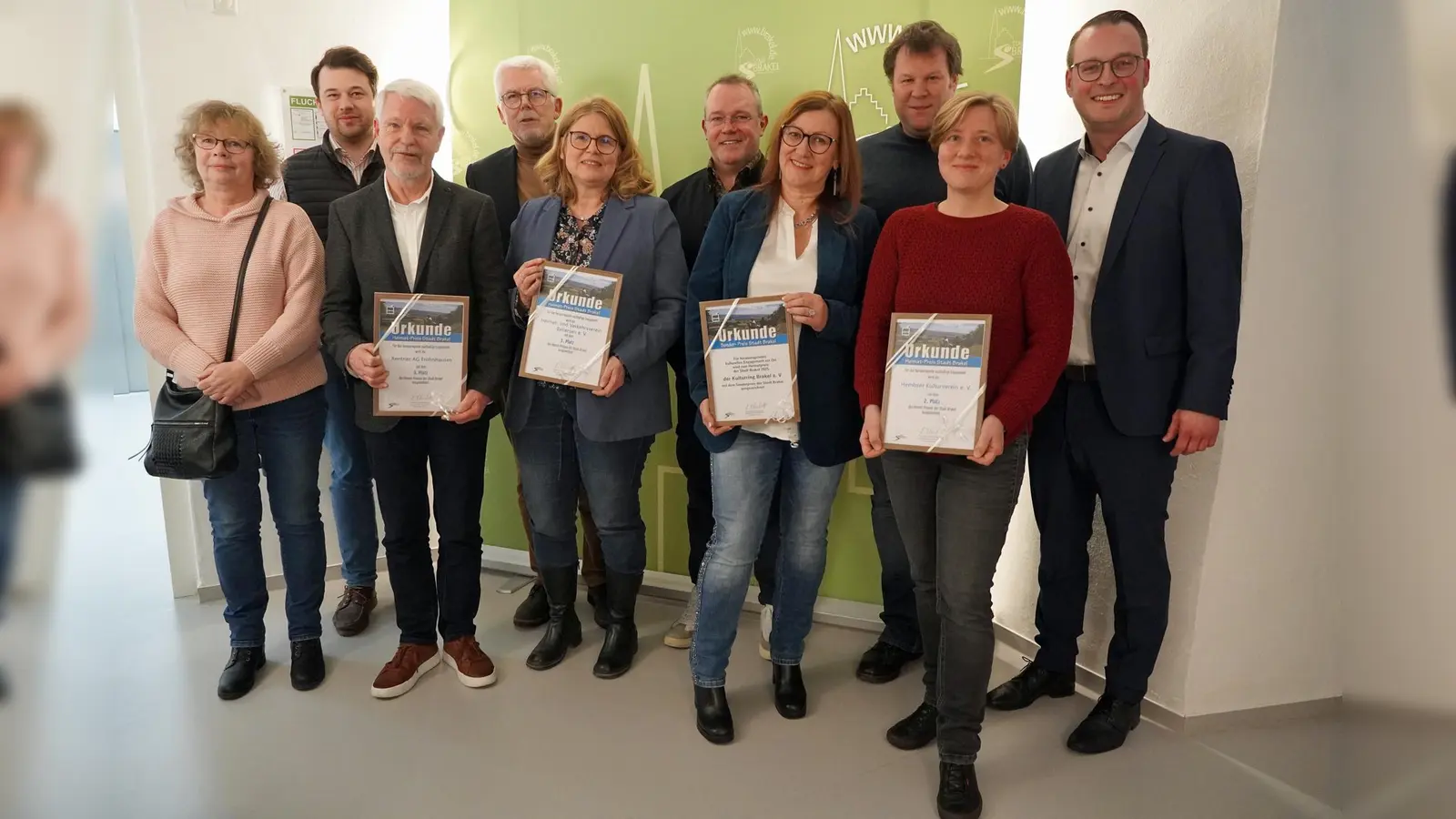 Bürgermeister Alexander Kleinschmidt (rechts) gratulierte (von links) Sabine Haverkamp, Jonathan Markus, Karl-Josef Simon, Heinz Düsenberg, Stefanie Schonlau, Bernhard Fischer, Britta Multhaupt, Dennis Groppe und Christine Rüther. (Foto: Stadt Brakel)