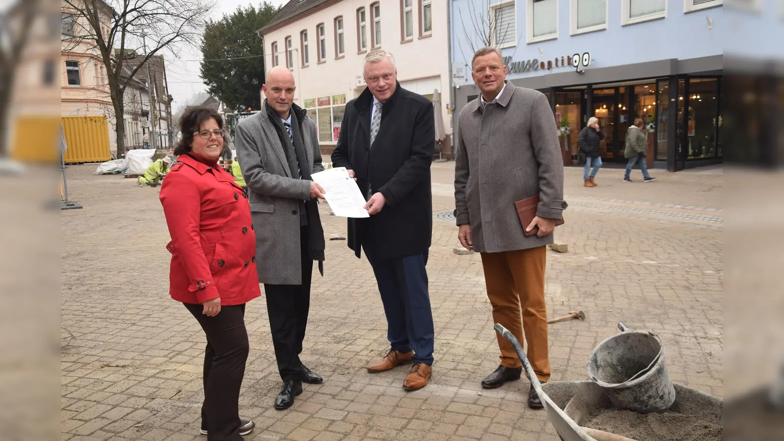 Übergabe des Fördermittelbescheids in der Stummrigestraße (v.l.): Baudezernentin Claudia Koch, Jens Kronsbein (Bezirksregierung Detmold), Bürgermeister Daniel Hartmann und Landtagsabgeordneter Matthias Goeken. (Foto: Stadt Höxter)