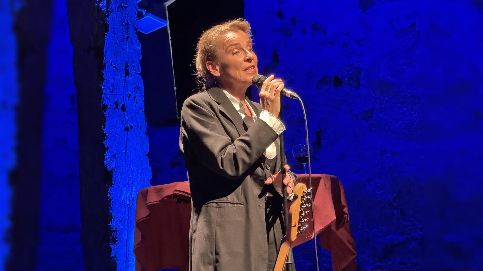 Multitalent mit Herzenswärme: Kabarettistin Tina Teubner begeisterte im vollbesetzten Haus mit ihren „Protokollen der Sehnsucht“. (Foto: Martina Schäfer/KulturGut Holzhausen)