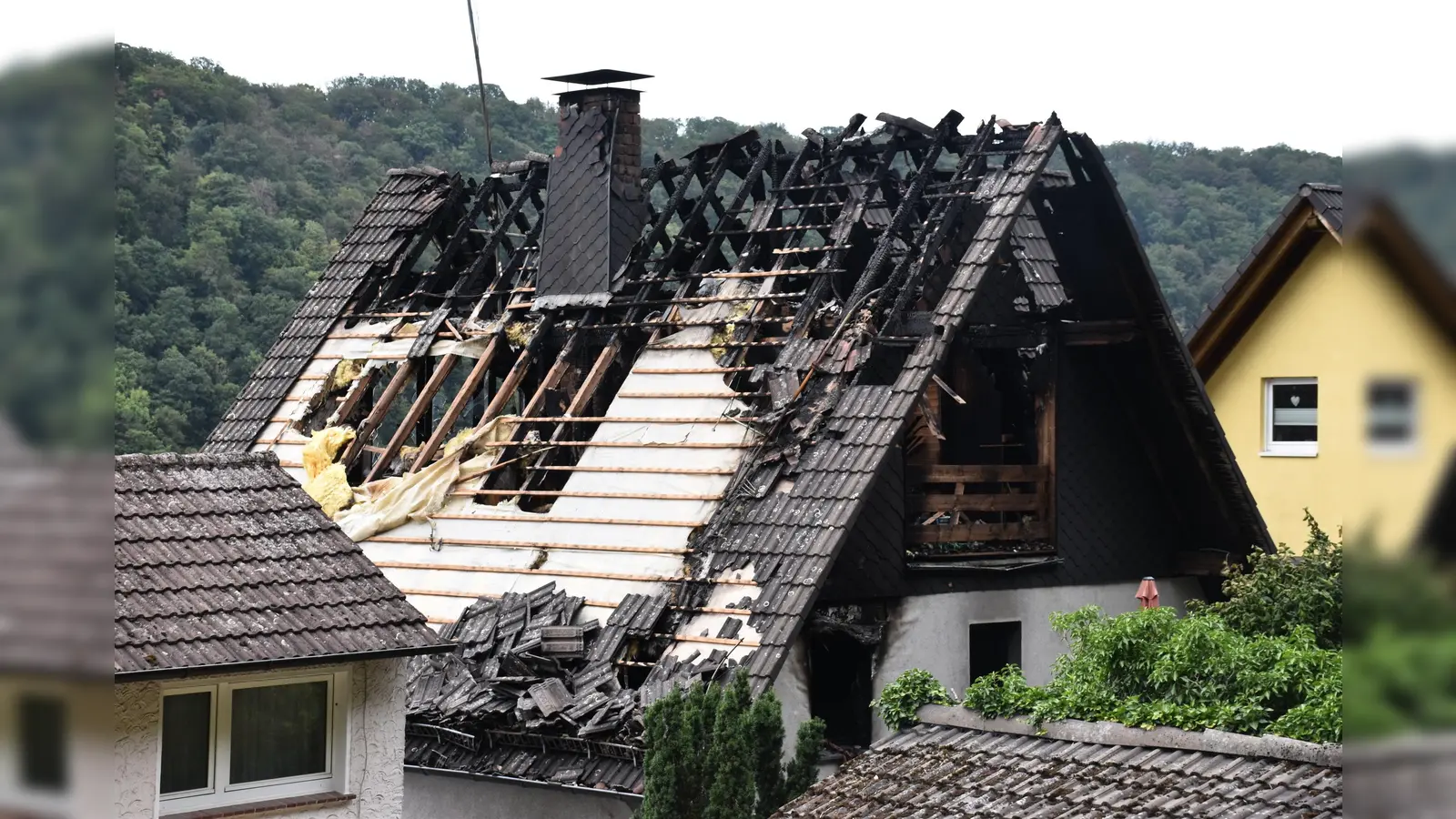 Der Dachstuhl wurde unter Einsatz der Drehleiter glöscht. (Foto: Foto: Siebrecht)