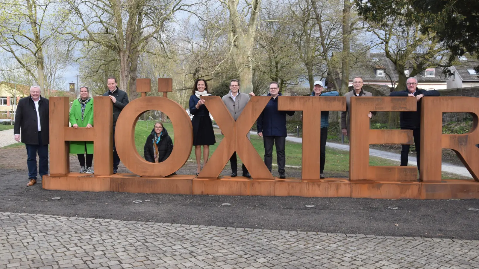 Der neue Schriftzug aus wetterfestem Baustahl ziert von nun an den Berliner Platz. (Foto: Marc Otto)
