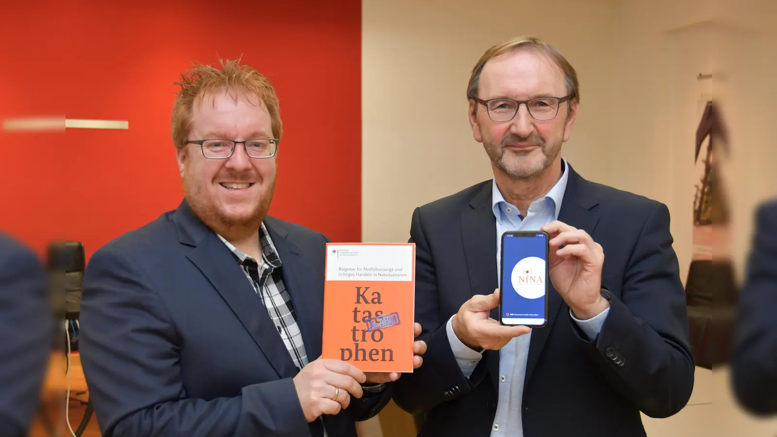 Informieren über Warnmittel bei Gefahrenlagen und Checklisten zur persönlichen Notfallvorsorge (v.l.): Stefan Nostitz (Leiter der Abteilung Feuer-, Katastrophen- und Zivilschutz des Kreises Höxter) und Matthias Kämpfer (Leiter des Fachbereichs Öffentliche Sicherheit des Kreises Höxter). (Foto: Kreis Höxter)