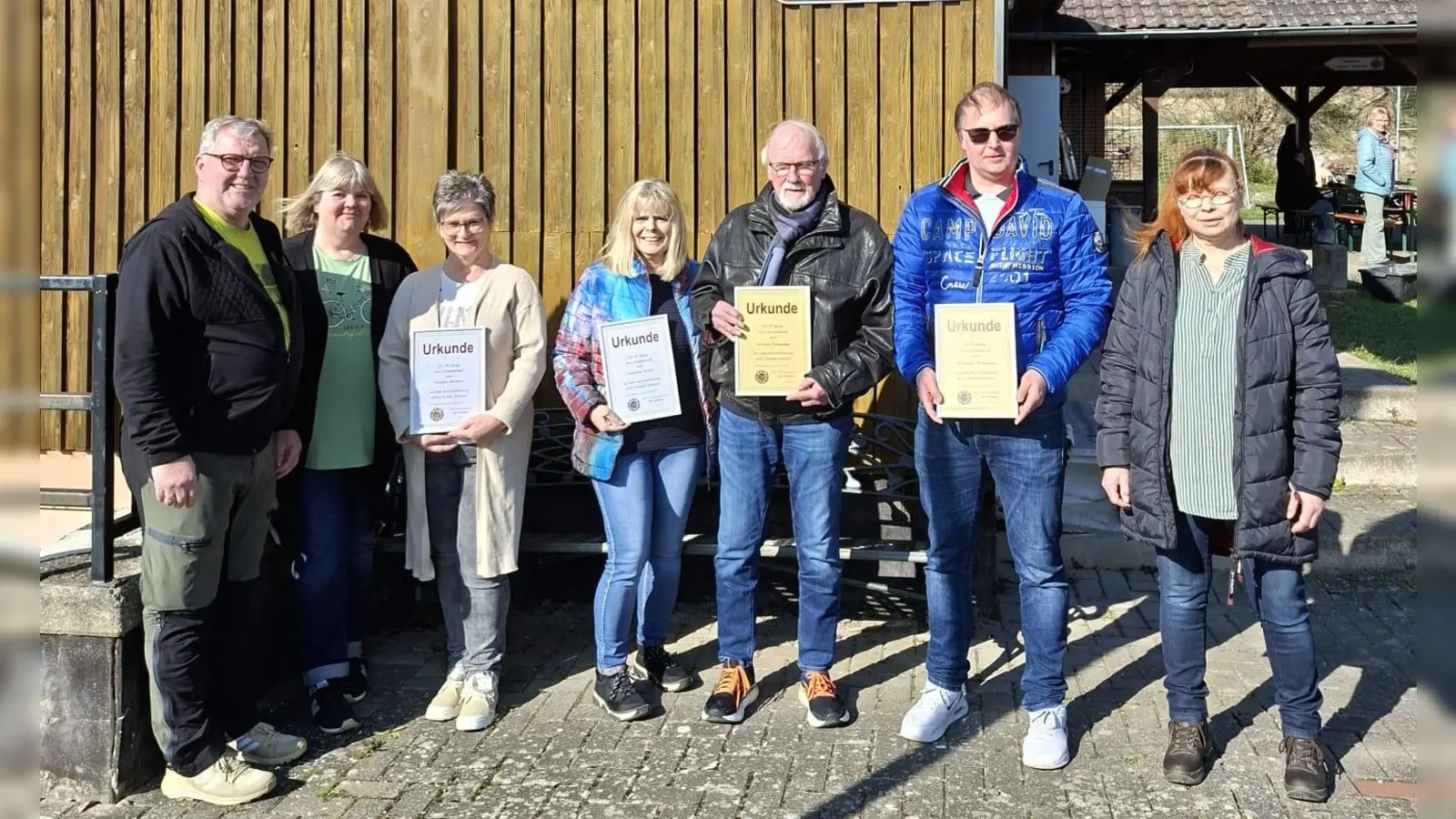 Im Bild (von links) Gisbert Richter (1.Vorsitzender), Petra Schmidt (1.Kassiererin), Monika Richter ( 50-jähriges Vereinsjubiläum), Angelika Rutha (40-jährigesVereinsjubiläum), Helmut Neumann und Alexander Neumann (beide 25-jährigesVereinsjubiläum) sowie Karo Steiche (2.Vorsitzende). (Foto: SSV Herlinghausen / privat)