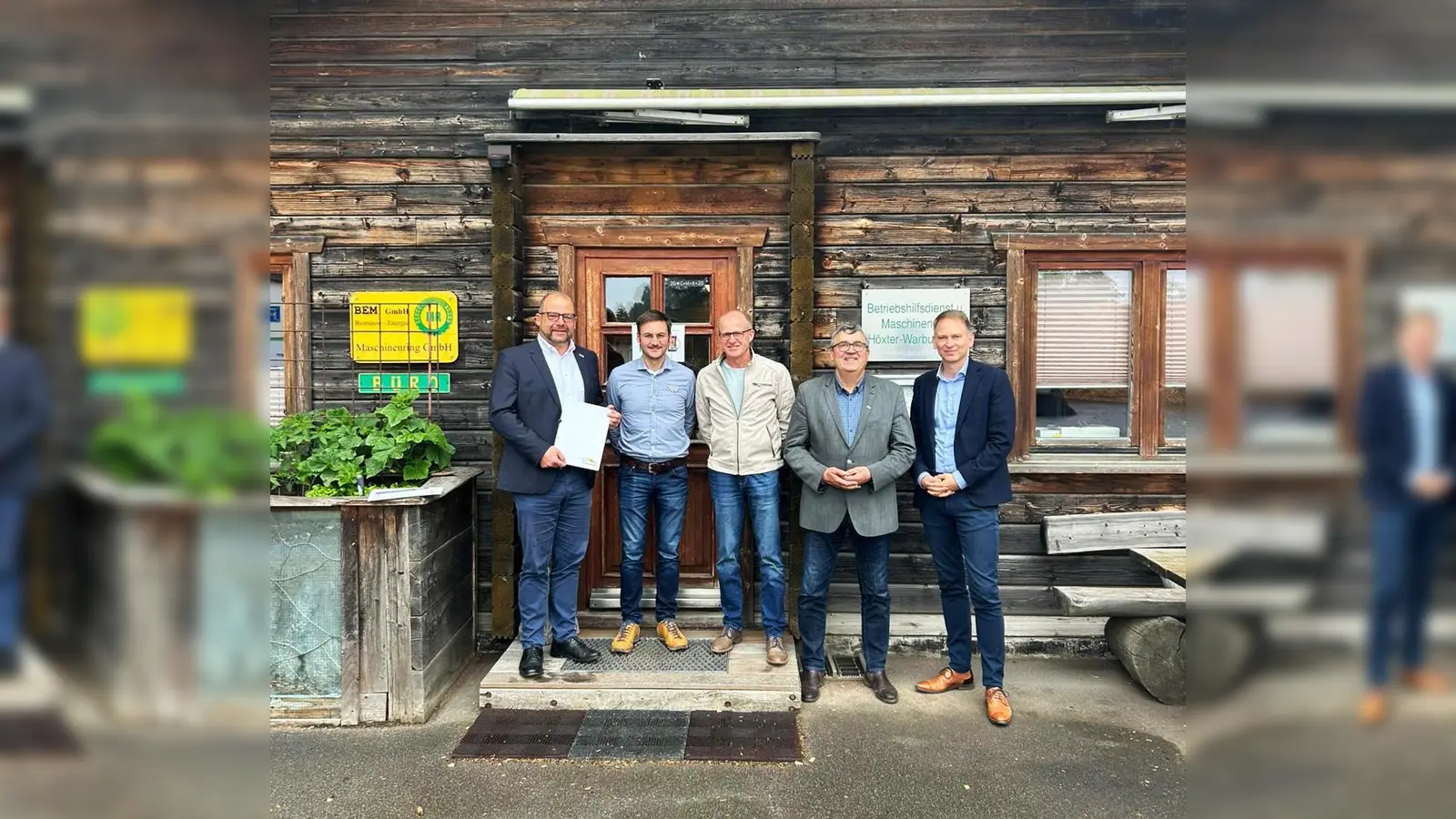 Freuen sich über die langfristige Zusammenarbeit bei der Stromlieferung: v. l. Dietmar Hillebrand (Vertriebsleiter BeSte Stadtwerke GmbH), Jens Hoppe (Geschäftsführer des Betriebshilfsdienst und Maschinenring Höxter-Warburg e. V.), Michael Waldeyer (Vorsitzender des Betriebshilfsdienst und Maschinenring Höxter-Warburg e. V.), Antonius Tillmann (Vorsitzender des Kreisverbands Höxter-Warburg des Westfälisch-Lippischer Landwirtschaftsverband e. V.) und Michael Starp (Geschäftsführer BeSte Stadtwerke GmbH). (Foto: BeSte Stadtwerke GmbH)
