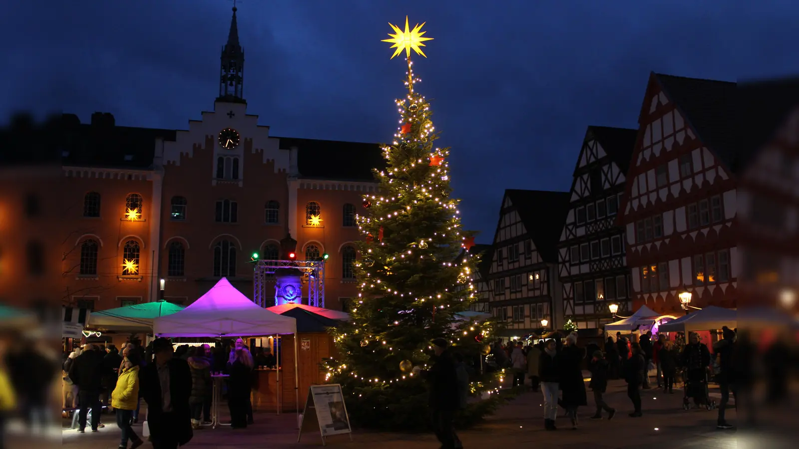 Marktplatz und Rathaus in schönster weihnachtlicher Beleuchtung. (Foto: Julia Sürder)