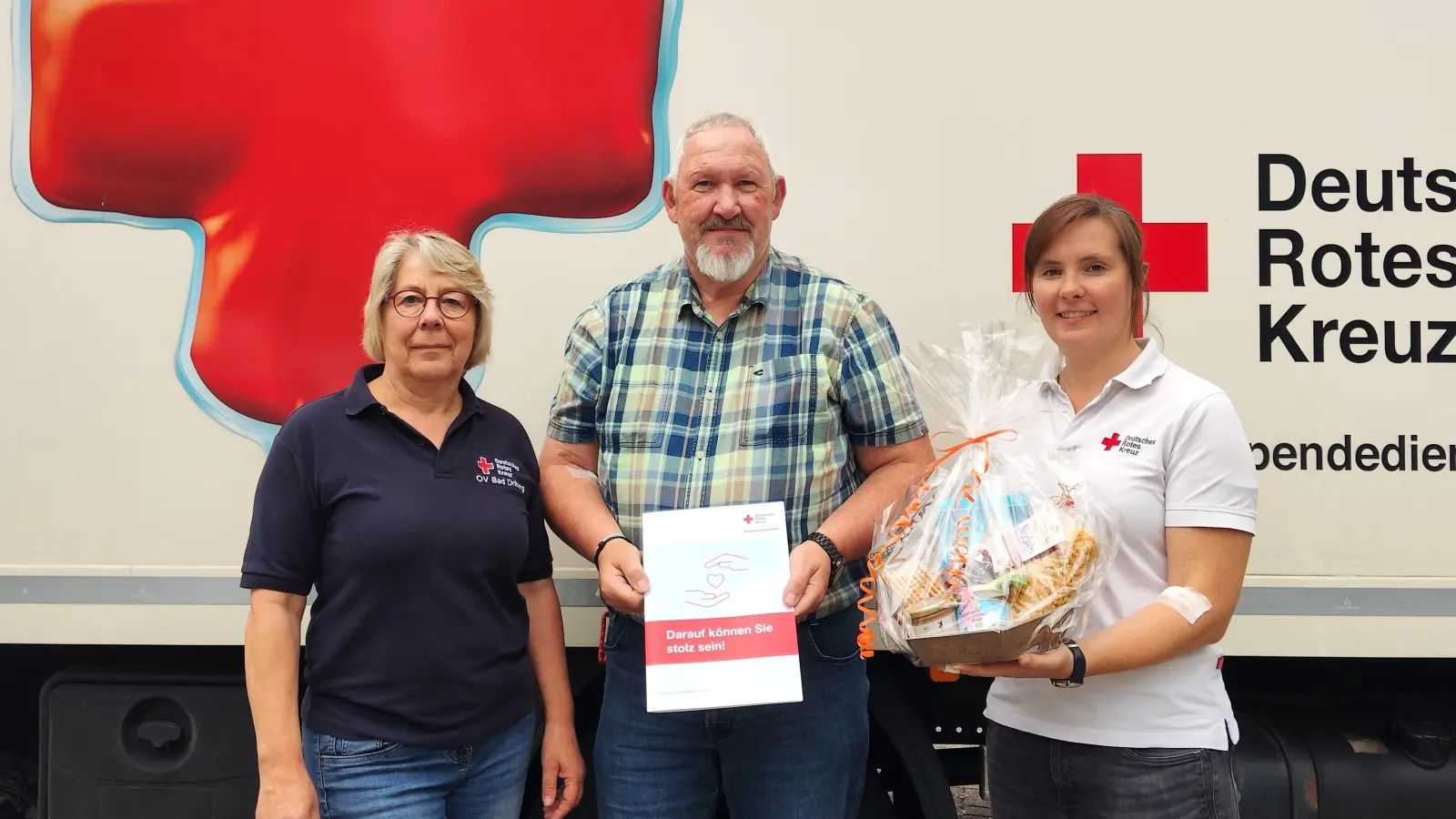 Ralf Spork wurde für 100 Mal Blutspenden geehrt. Marion Fabian (links) und Jana Stricker gratulierten. (Foto: Doris Dietrich)