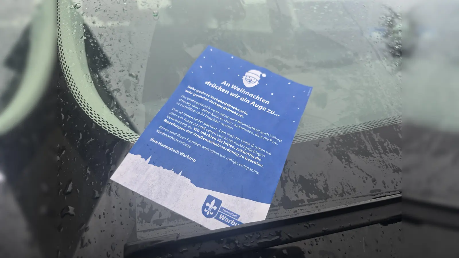 Für kleinere Verkehrsverstöße verteilt die Stadt in der Zeit vom 15. Dezember 2025 bis zum 02. Januar 2026 weihnachtlich gestaltete „Weihnachtsknöllchen“. (Foto: Stadt Warburg)