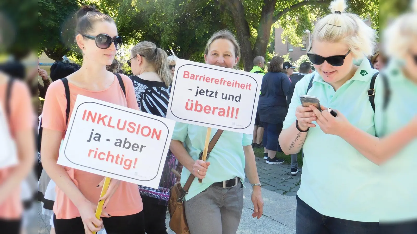 Gemeinsam etwas bewegen: Die Schüler der Klasse HEP 27 von den Berufsbildenden Schulen Uslar unterstützten den Sternmarsch am Aktionstag zur Gleichstellung für Menschen mit Behinderung in Göttingen tatkräftig. (Foto: Foto: Berufsbildende Schulen Uslar)