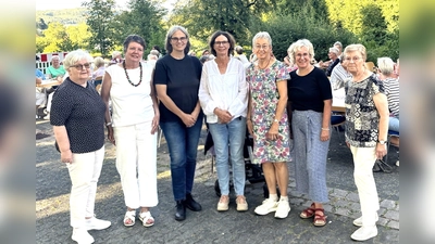 Der neue Vorstand der kfd St. Peter und Paul Höxter startet mit Rückenwind in seine Amtszeit: Eva Wiesemann (von links), Astrid Petzel, Karen Wolf, Sabine Robrecht, Maria Multhaup, Katja Pottmeier und Elisabeth Grashof sind ohne Gegenstimme gewählt worden. (Foto: kfd Höxter)