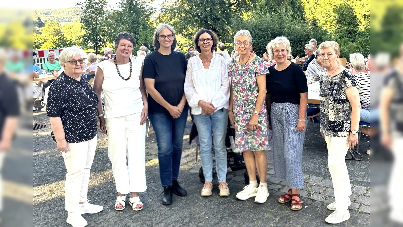Der neue Vorstand der kfd St. Peter und Paul Höxter startet mit Rückenwind in seine Amtszeit: Eva Wiesemann (von links), Astrid Petzel, Karen Wolf, Sabine Robrecht, Maria Multhaup, Katja Pottmeier und Elisabeth Grashof sind ohne Gegenstimme gewählt worden. (Foto: kfd Höxter)
