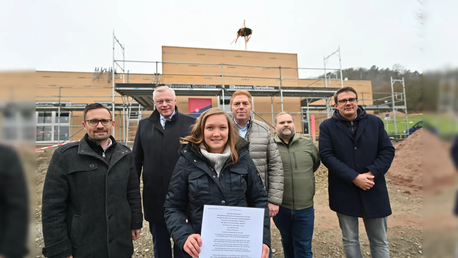 Beim Richtfest (v.l.): Benjamin Wobig (Regionalvorstand Johanniter-Unfall-Hilfe), Bürgermeister Daniel Hartman, Jana Ostermann (Kita-Leiterin), Dietmar Nunne (Geschäftsführer Kögel &amp; Nunne), Zimmermeister Stephan Möller und Gordon Gattermann (Geschäftsführer Beermann Immobilien). (Foto: Stadt Höxter)