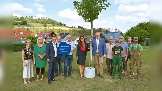 Große Freude bei allen Beteiligten bei der Spendenübergabe in Lütmarsen (v.l.): Dagmar Zimmermann, Lydia Dabringhausen, Norbert Meyer, Regionalleiter der Volksbank Höxter, Johannes Wöstefeld, Martin Sagel, Vorsitzender des Heimatvereins Lütmarsen, Ina Kreimer, Vorstandsmitglied der VerbundVolksbank OWL, Daniel Hartmann, Bürgermeister der Stadt Höxter, Ralf Haffke, Chef der Stadtgärtnerei, Sarah Zarnitz, Stadtgärtnerin, Uli Müller, Petra Hamel und Simon Steiner, Stadtgärtner. (Foto: privat)