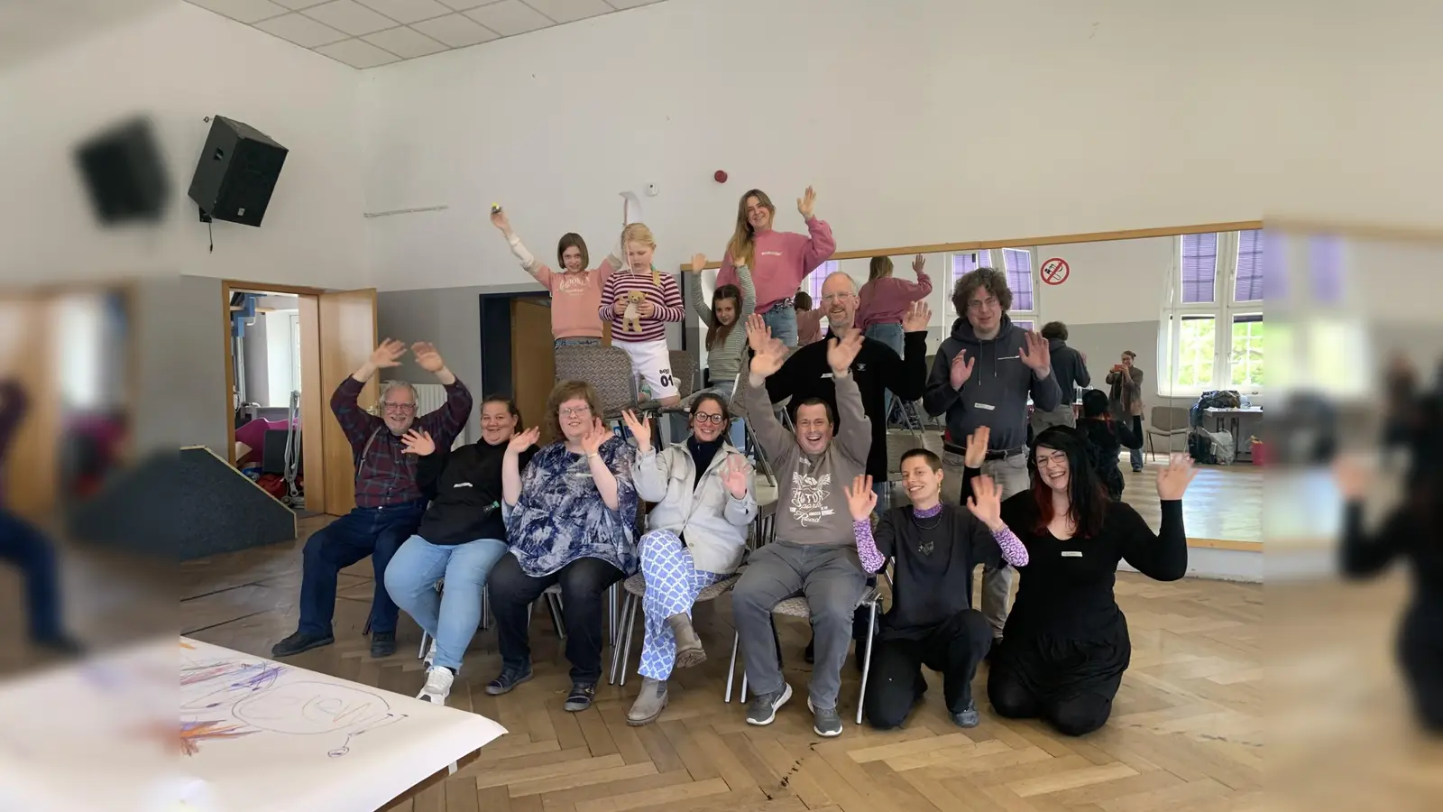 Unten von links: Hubertus Schmidt, Lara Kremeier (Team muvi), Ines Wiegand, Kristina Stolte, Ralf Strehl (Teilnehmende), Lisa Saal (Theaterwerkstatt Bethel), Lina Mavrina (Teilnehmerin), hinten von links: Pauline Mattuschka, Emmy Breuke, Nele Witenbeck Teilnehmende), Pia Rinkhoff (Theaterwerkstatt Bethel), Andreas Borgmann, Mitja Brinkkötter (Teilnehmer). (Foto: Silvia Vandieken)