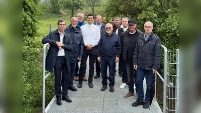 Einweihung der neuen Brücke über die Naure: Bürgermeister Tobias Scherf (von links) sowie Mitglieder des Bezirksausschusses: Werner Schwiddessen, Achim Graute, Peter Tillmann, Ulrich Klare (Fachbereichsleiter Bauen und Stadtentwicklung), Norbert Hilke, Stefan Ricken, Hendric &amp; Dieter Müller (Garten- und Pflasterbetrieb) und Bonenburgs Bezirksverwaltungsstellenleiter Gerhard Rose. (Foto: Stadt Warburg)