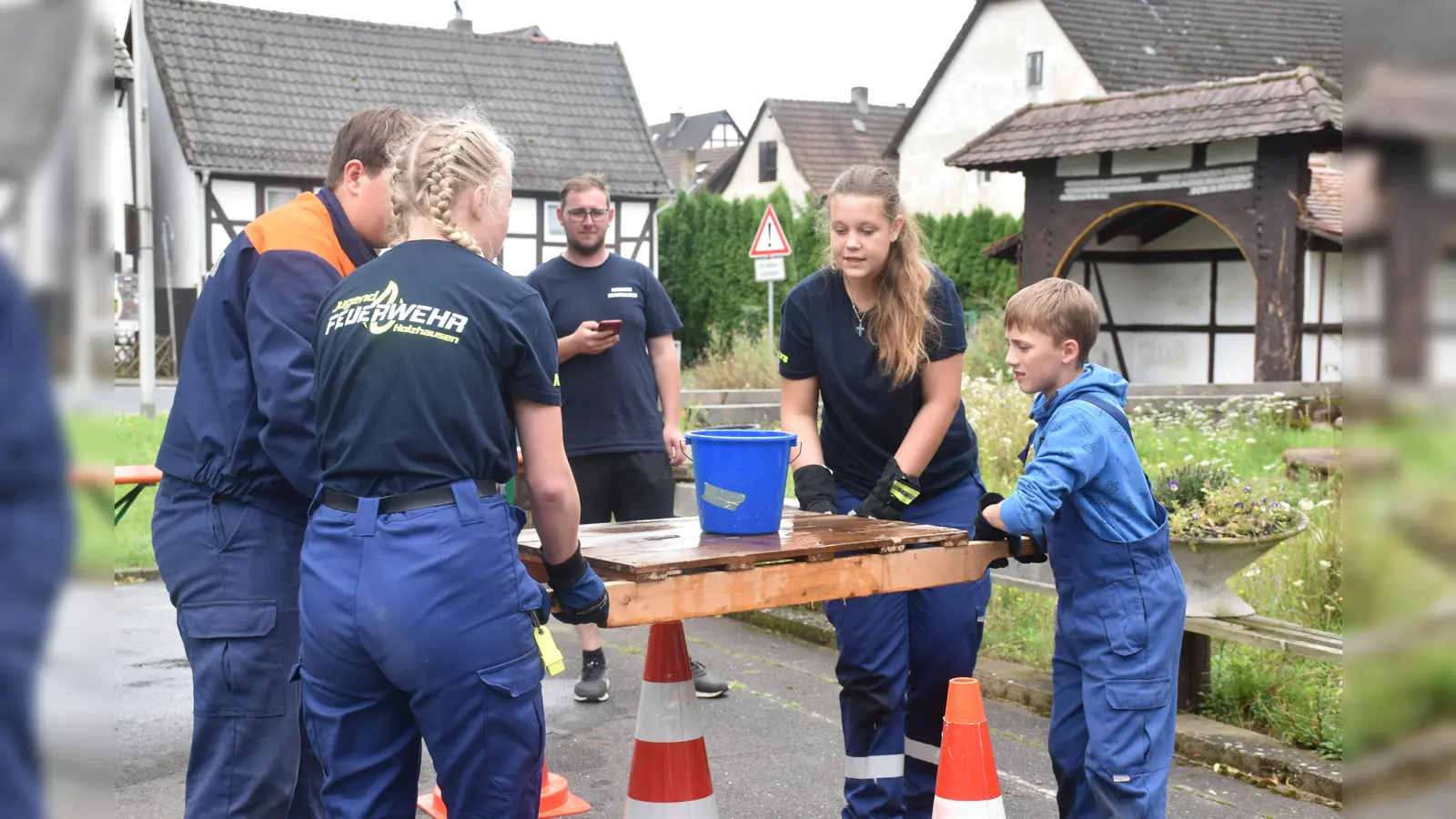 Die „Wassersänfte” erforderte Team-Arbeit.  (Foto: Barbara Siebrecht)