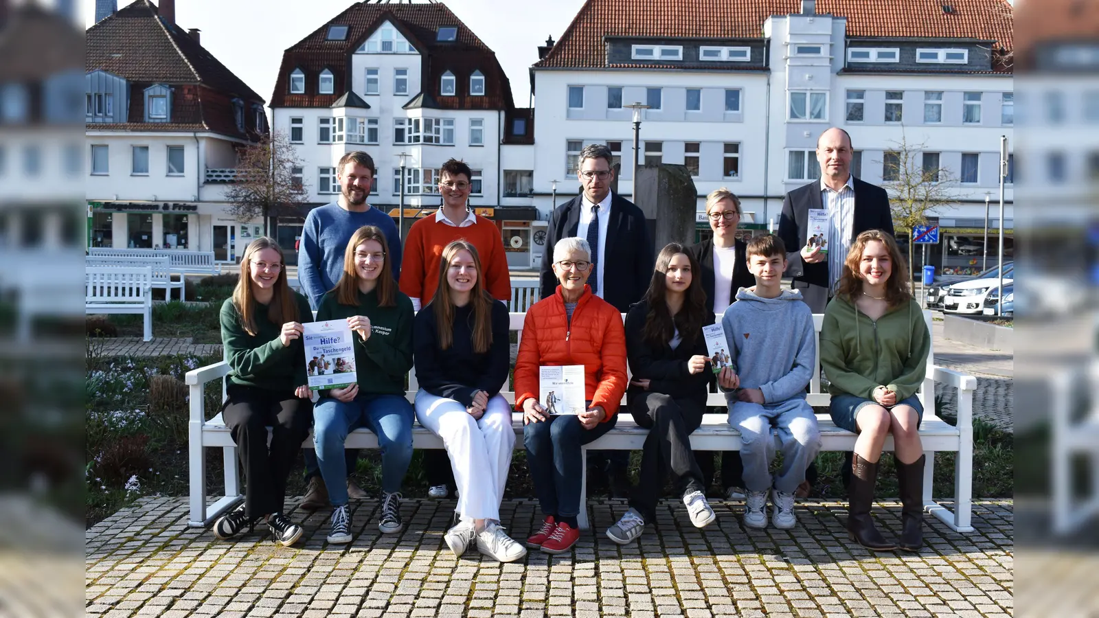 Dennis Schalk (Gymnasium St. Kaspar, hinten von links), Christin Johlen (Schulleiterin Gymnasium St. Kaspar), Simon Tewes (Schulleiter Gesamtschule Bad Driburg), Simone Flottmeier (Gesamtschule), Dezernent Uwe Damer. Vorne: Karin Rosemann (Mitte) mit Schülerinnen und Schülern der Städtischen Gesamtschule Bad Driburg und des Gymnasiums St. Kaspar.  (Foto: Stadt Bad Driburg)