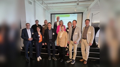 Vertreter beider Bundesländer verschafften sich Einblick in die Resultate der „Vernetzten Zukunftslabore Digitalisierung“. (Foto: BKHX)