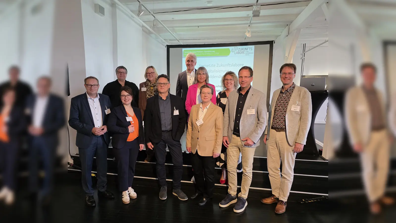 Vertreter beider Bundesländer verschafften sich Einblick in die Resultate der „Vernetzten Zukunftslabore Digitalisierung“. (Foto: BKHX)