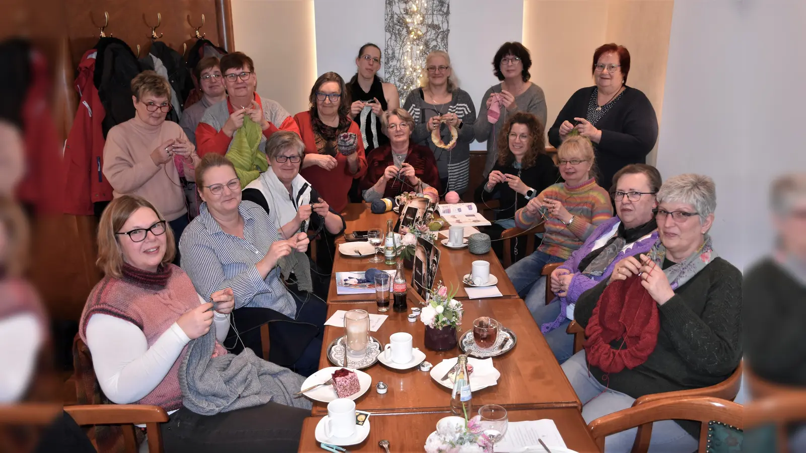 Raglan-Pullover, Socken oder Handstulpen, die Frauen lassen auch für den guten Zweck die Nadeln klappern.  (Foto: Barbara Siebrecht)