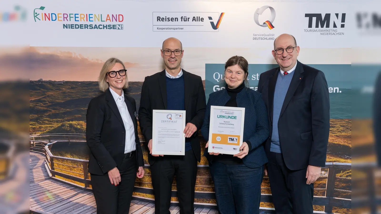 V.l.: Meike Zumbrock (Geschäftsführerin TMN!) | Friedemann Schnur (Geschäftsführer Kulturgut Fürstenberg gGmbH) | Isabel Pagalies (Museumspädagogin Museum Schloss Fürstenberg), Matthias Wunderling-Weilbier (Niedersächsischer Staatssekretär Ministerium für Wirtschaft, Verkehr und Bauen). (Foto: WWW.SCHEFFEN.DE)