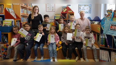 Die Erzieherinnen Leonie Ziegler und Carmen Scheidemann vom ev. Familienzentrum „Groß für Klein” (v.l.) freuen sich mit ihren Vorschulkindern über eine gelungene „bibfit”-Aktion. (Foto: privat)