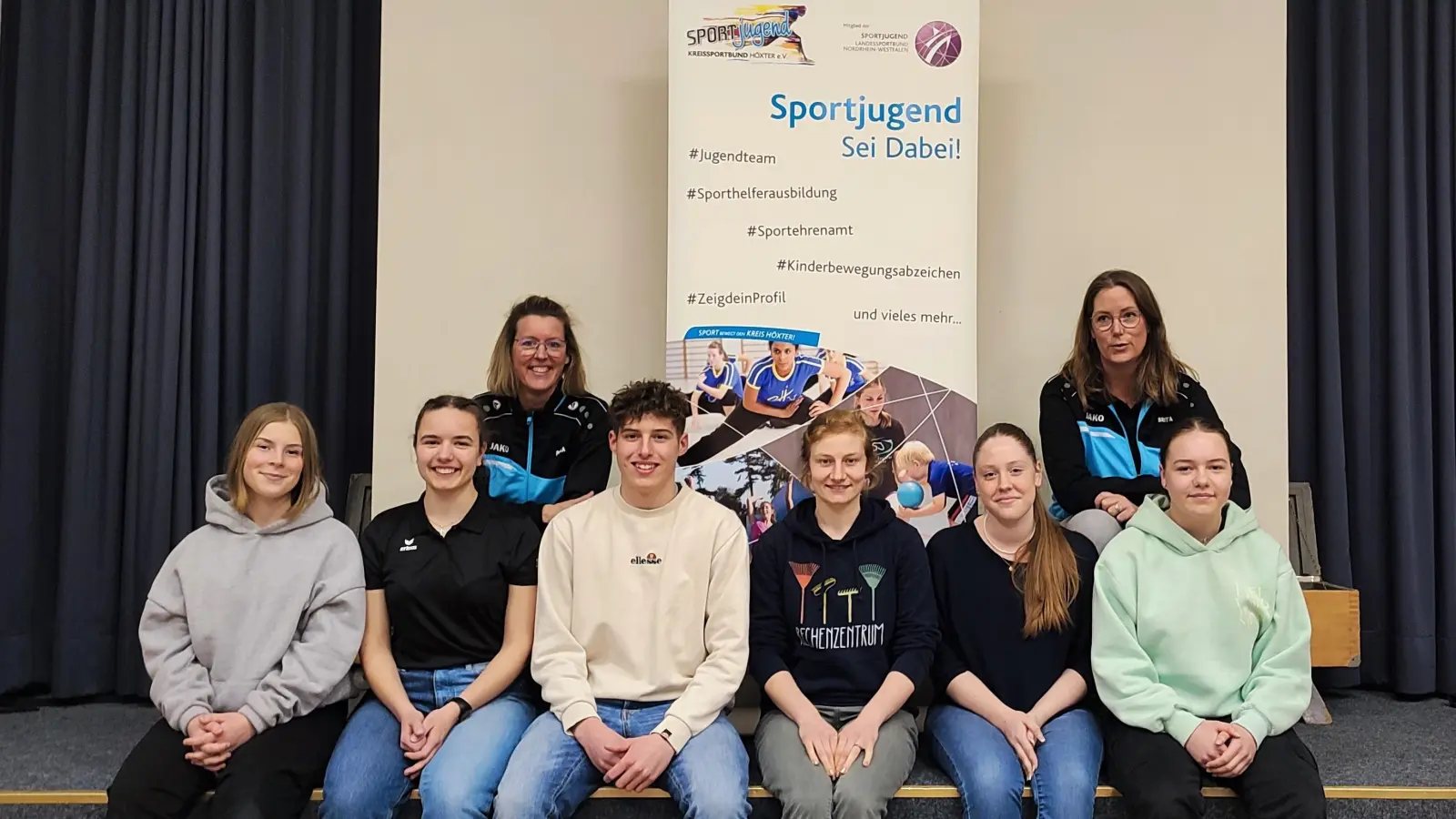 Das neue Sportjugendteam im KSB Höxter (vorne erste Reihe v.l.): Taisa Knoll, Kaja Schilcher, Maximilian Heidemann, Anna Ostermann, Theresa Potthast, Leonie Böker; obere Reihe hockend: Petra Huppert-Buch (Fachkraft Kinder- und Jugendsportentwicklung), Britta Kukuk (Fachkraft Kinder- und Jugendverbandsarbeit). (Foto: KSB)