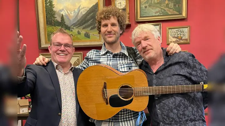 Das Wohnzimmerkonzert am 21.03.2023 im Cafe Tante Erna war bereits ein toller Erfolg, (von links): Bernhard Fischer vom Werberingvorstand, Singer-Songwriter Matthias Lüke und Carsten Hormes vom Kulturbüro OWL. (Foto: Werbering Brakel)
