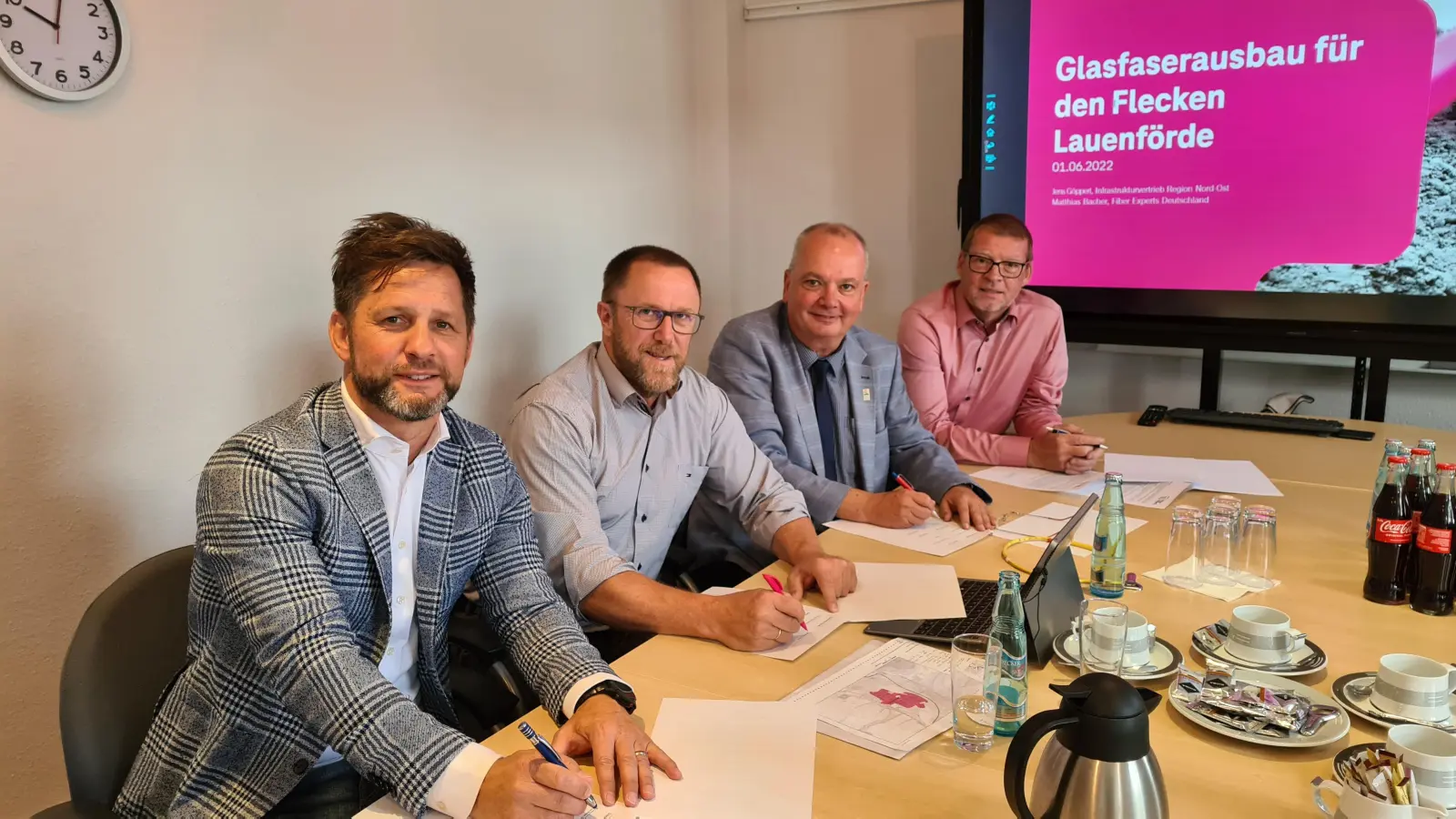 <br>(v.l.) Samtgemeindebürgermeister Tino Wenkel, Regionalmanager Jens Göppert, Bürgermeister Werner Tyrasa und Matthias Bacher von Fiber Experts Deutschland unter zeichneten jetzt die Erklärung zum Glasfaserausbau.  (Foto: Peter Vössing)