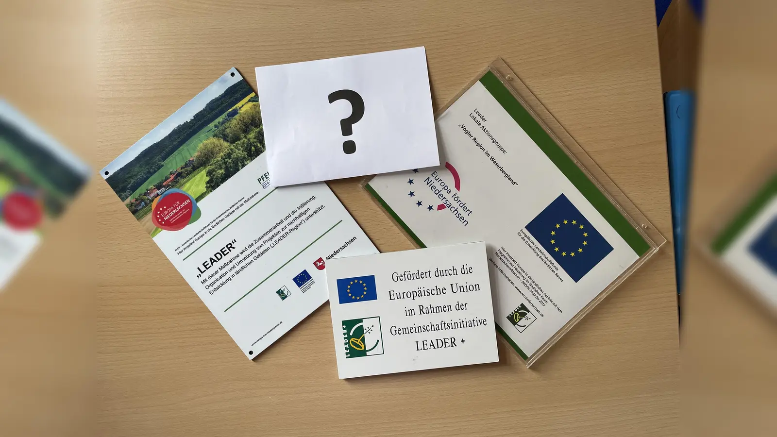 LEADER hat Spuren hinterlassen in der Region: Schilder aus drei EU-Förderperioden – wie wohl das Schild für den Förderzeitraum 2023 – 2027 aussieht? (Foto: privat)