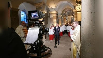 Josef Kowalski hat die Welterbestätte zu vielen festlichen Anlässen mit eloquenten Ansprachen würdig repräsentiert. Beim ARD-Fernsehgottesdienst zum Abschluss des Jubiläumsjahres am 1. November 2023 meisterte er souverän vor laufenden Kameras live die Anmoderation und Einladung der Fernseh-Gemeinde zur Eucharistiefeier in der ehemaligen Abteikirche. (Foto: Kirchengemeinde Corvey)