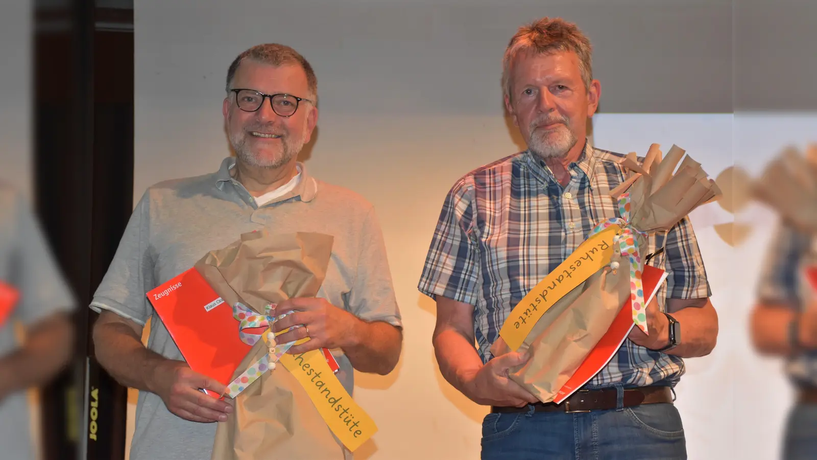 Schulleiter Klaus Oppermann und Stellv. Schulleiter Karl-Heinz Göhmann mit Zeugnis und Ruhestandstüte bei der Verabschiedung in der Aula.  (Foto: Barbara Siebrecht)