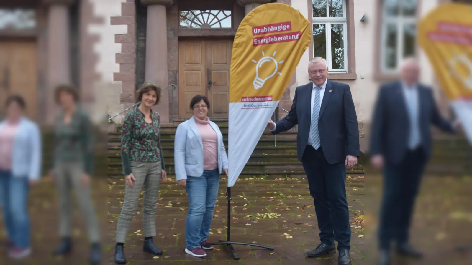 Die Menschen bei ihrer privaten Energiewende unterstützen – Das ist das Ziel der Zusammenarbeit zwischen Verbraucherzentrale und Stadt Höxter. (v.l.) Ute Delimat (Verbraucherzentrale NRW), Baudezernentin Claudia Koch und Bürgermeister Daniel Hartmann. (Foto: Stadt Höxter)