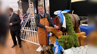 Schirmherr Michael Stickeln erledigte das traditionelle Anschlagen des Bieres.  (Foto: Julia Sürder)