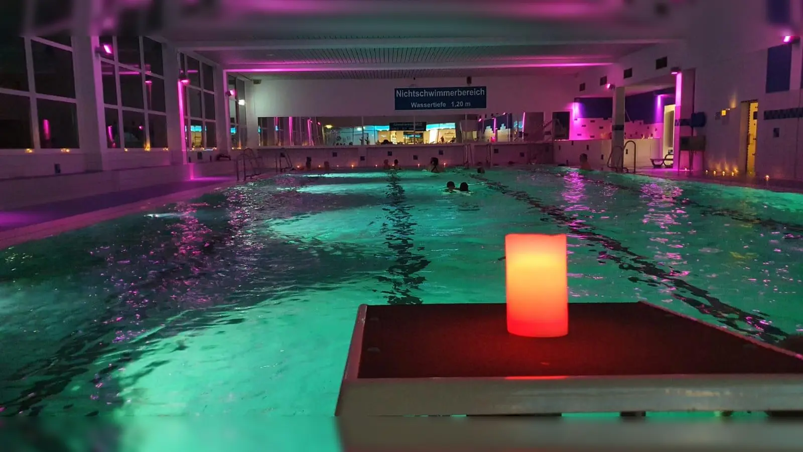 Das Hallenbad Brakel im Kerzenschein. (Foto: Maja Schulz)
