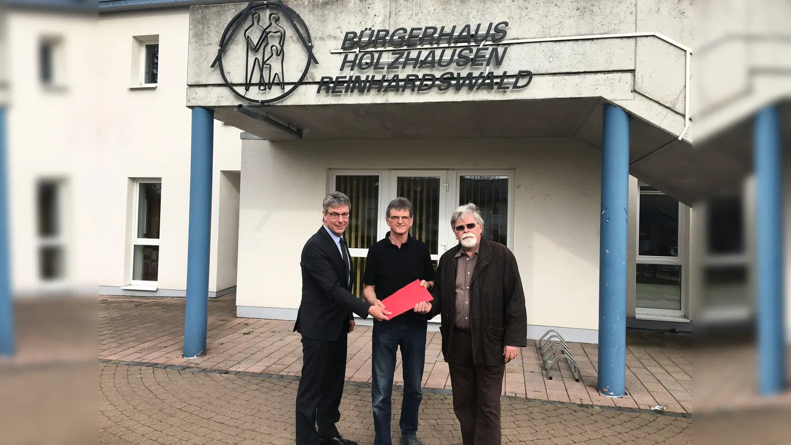 V.l.: Andreas Güttler, Theo Leimbach und Georg Schulz bei der Übergabe des Bewilligungsbescheides. (Foto: Foto: privat)