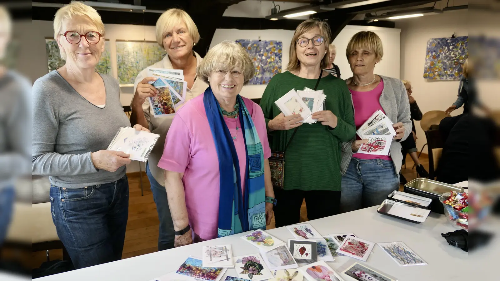 Angelika Haneball, Martina Weskamp-Dittmann, Ingrid Brödling, Sabine Erdmann und Charlotte Heuel (v. l.) stellen eine Auswahl der besonderen Kunstkarten vor. (Foto: privat)