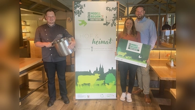 Das erste Hof &amp; Heimat Dinner findet im Hotel Gasthof Luis in Scherfede statt. Zu dem Event laden ein: Laura Jäger von der Öko-Modellregion Kreis Höxter, Heiko Böddeker von der der Regionalmarke Kulturland Kreis und Luis-Küchenchef Andreas Geilhorn. (Foto: Kreis Höxter)