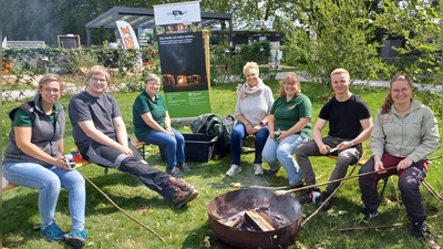 Das Team vom WPZ Weserbergland zeigte, wie Outdoorkochen funktioniert: (von links) Anika Meyer (Hauswirtschafterin), Jonas Ropella (FÖJ-ler), Annette Rasche (Hauswirtschafterin), Andrea Kamrowski (angehende Waldpädagogin), Sarah Teuber (Hauswirtschafterin), Max Schmidtke (FÖJ-ler) und Theresa Hofacker (Leiterin WildparkHaus) (Foto: Waldpädagogikzentrum)