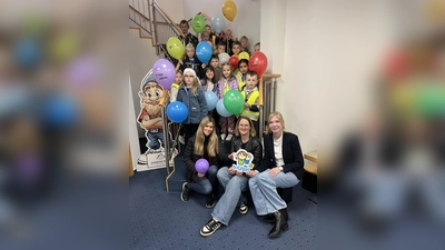 Die Kinder der Kita St. Vitus und des Familienzentrums Zipfelmütze besuchten die Geschäftsstelle der Vereinigten Volksbank eG in Willebadessen und testeten dort das Notinsel-Konzept des Kreises Höxter direkt vor Ort. Über 100 Notinsel-Aufkleber weisen im Kreis Höxter bereits auf Geschäfte, Einrichtungen und Institutionen hin, die Kindern in schwierigen oder unsicheren Situationen als Anlaufstellen zur Verfügung stehen. (Foto: Kreis Höxter)