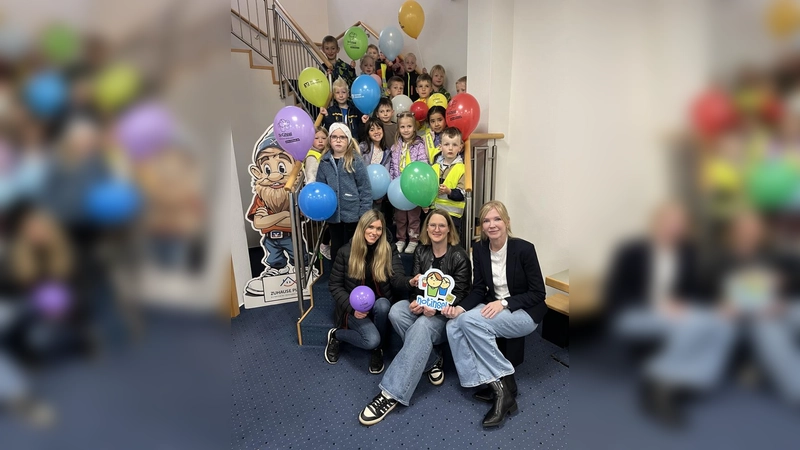 Die Kinder der Kita St. Vitus und des Familienzentrums Zipfelmütze besuchten die Geschäftsstelle der Vereinigten Volksbank eG in Willebadessen und testeten dort das Notinsel-Konzept des Kreises Höxter direkt vor Ort. Über 100 Notinsel-Aufkleber weisen im Kreis Höxter bereits auf Geschäfte, Einrichtungen und Institutionen hin, die Kindern in schwierigen oder unsicheren Situationen als Anlaufstellen zur Verfügung stehen. (Foto: Kreis Höxter)