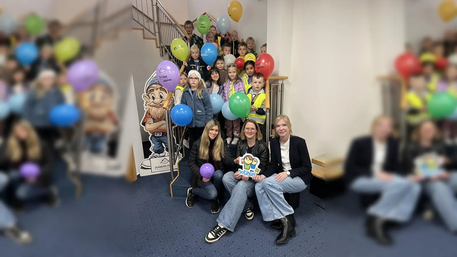 Die Kinder der Kita St. Vitus und des Familienzentrums Zipfelmütze besuchten die Geschäftsstelle der Vereinigten Volksbank eG in Willebadessen und testeten dort das Notinsel-Konzept des Kreises Höxter direkt vor Ort. Über 100 Notinsel-Aufkleber weisen im Kreis Höxter bereits auf Geschäfte, Einrichtungen und Institutionen hin, die Kindern in schwierigen oder unsicheren Situationen als Anlaufstellen zur Verfügung stehen. (Foto: Kreis Höxter)